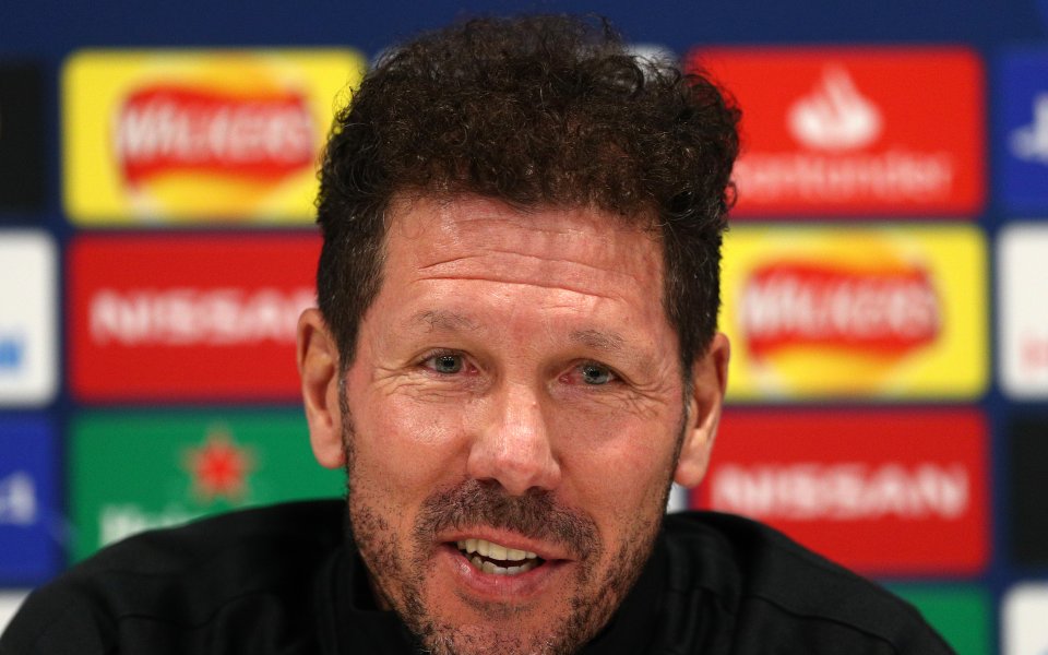 Наставникът на Атлетико Мадрид Диего Симеоне говори на брифинг преди