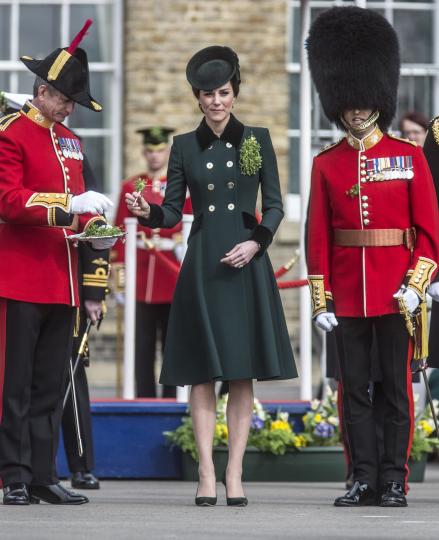 <p>През пролетта на 2017 г. в един и същи ден херцогинята на Кеймбридж посещава две важни събития -&nbsp; военна церемония на ирландските гвардейци по случай деня на Свети Патрик и среща с френския президент Франсоа Оланд. Тя се появява със зелено палто от Catherine Walker, което служи чудесно и за двете събития.</p>