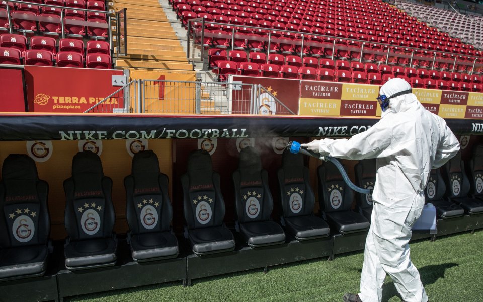 Галатасарай дезинфекцира стадиона си преди голямото дерби на Турция