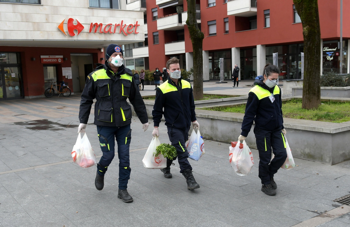 <p>Доброволци към Гражданска защита доставят хранителни стоки и лекарства по домовете на хора, които не могат да излязат в Горгонзола по време на блокадата заради коронавирус Covon-19, в Италия.</p>