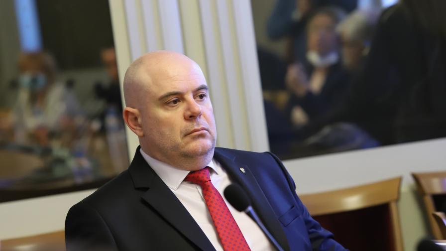 Гешев: Няма да съобразяваме действията на прокуратурата с изказвания на политици