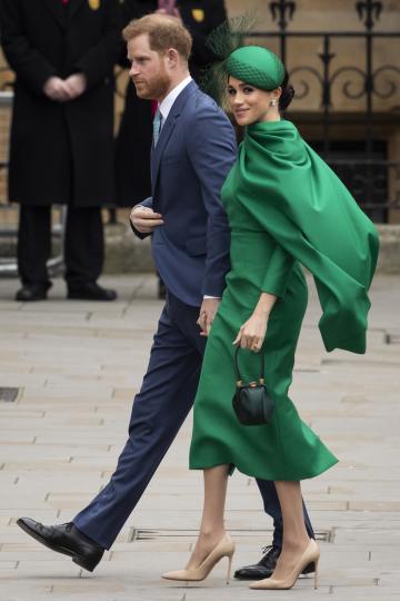 <p>9 март 2020 г. &ndash; Последният кралски ангажимент на херцогинята ще бъдез запомнен с поредния ярък тоалет - <strong>рокля с пелерина Emilia Wickstead и шапка William Chambers в същия нюанс</strong>, комбинирани с <strong>чантичка Gabriela Hearst и любимите ѝ обувки Aquazzura в неутрален цвят</strong>.</p>

<p><u><em><strong><a href="https://www.edna.bg/izvestni/megan-markyl-se-sboguva-dryzko-i-elegantno-na-posledniia-si-kralski-angazhiment-s-princ-hari-4660952">Прочетете повече тук &gt;&gt;&gt;</a></strong></em></u></p>