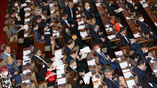  Парламентът одобри нови ограничения за изключителното състояние 