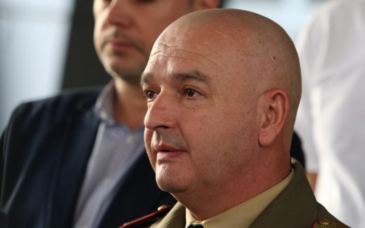 Славата дразни ген. Мутафчийски, но се забавлява на колаж с Божинов