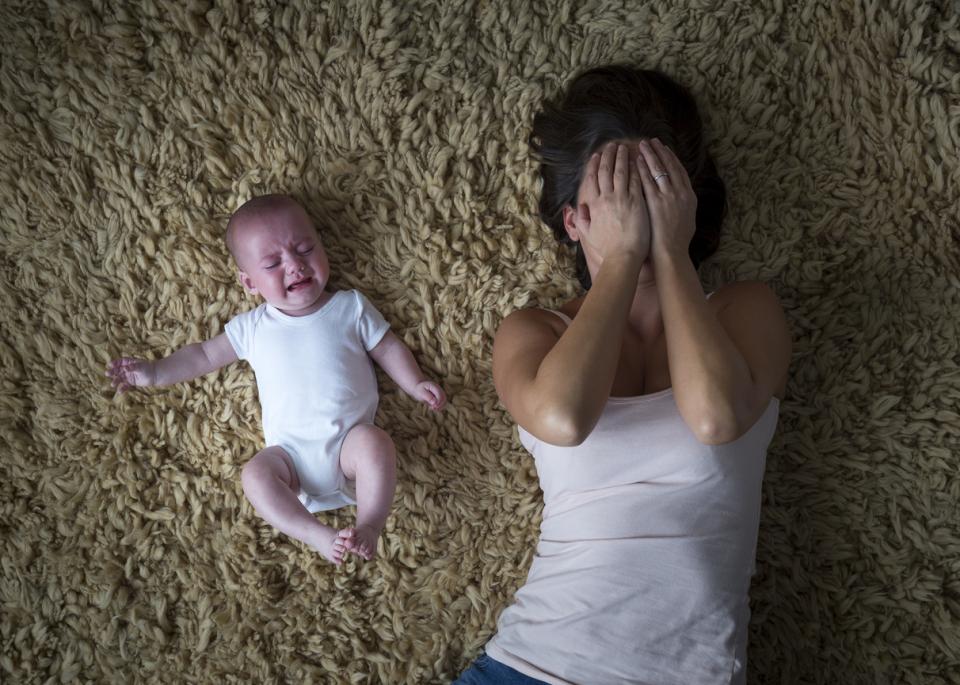 бебе майка следродилна депресия плач сълзи