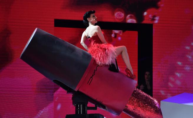 Дита фон Тийз върху голямо червено червило по време на представление.