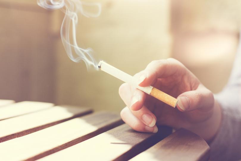 <p><strong>Вредни навици</strong></p>

<p>Употребата на тютюн често се свързва със заболявания на венците и повишава риска за възпалението им. Това се отнася не само до пушенето на цигари, но и до дъвченето на тютюн - разположен между вътрешната страна на бузите и венците, той нанася още по-големи вреди като отдръпване на венците от зъбите и поява на възпалени участъци.</p>

<p>Дори и да не прекалявате с алкохола, дългосрочното му влияние върху зъбите се изразява в повишен риск заболявания. Освен високото съдържание на захар в алкохолните напитки, главната причина е дехидратацията при консумиране - а когато количеството слюнка в устата намалява, това създава условия за развитие на чувствителност и разрушаване.</p>