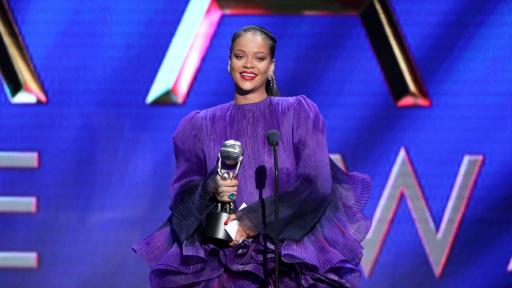  <p><strong>Риана провокира</strong> с нова фотосесия, наподобява прекрасно</p> 