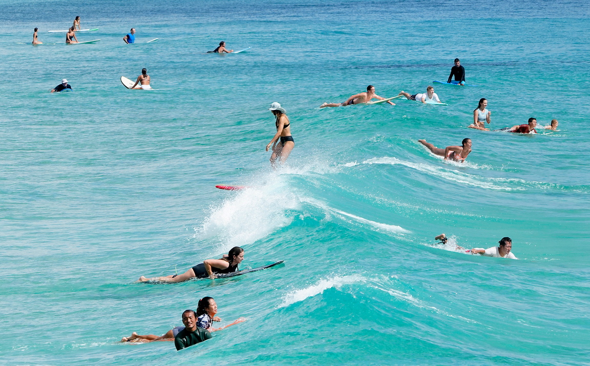 <p>Хора сърфират на плажа Кира, Голд Коуст в австралийския щат Куинсланд</p>