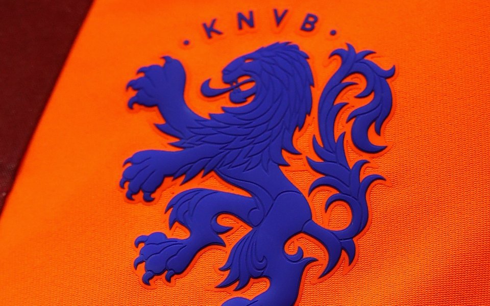 Сезонът във футболното първенство на Нидерландия ще бъде подновен в
