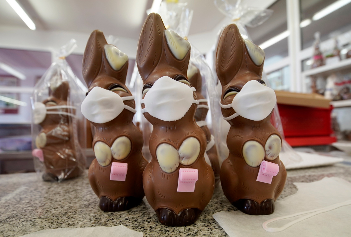 <p>Шоколадови великденски зайчета с маски за уста по време на производството им във фирмата Wawi в Пирмасенс, Германия.</p>