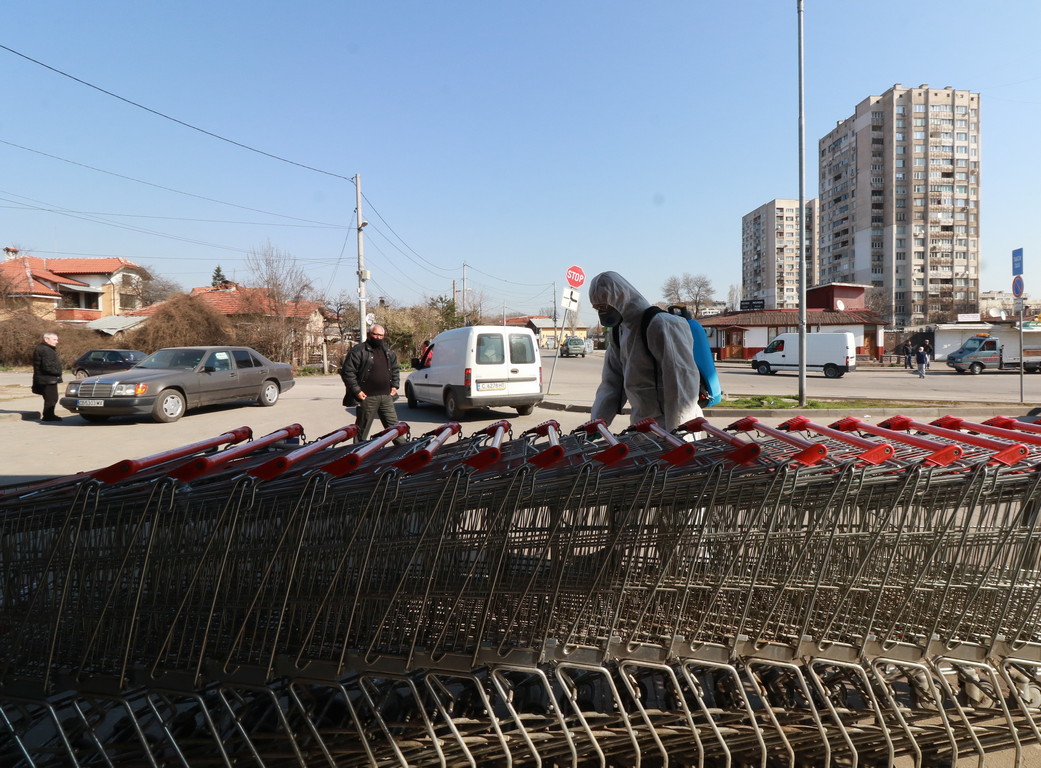 <p>Служители от Столична община дезинфекцират спирки, улици и дворове в квартал &quot;Факултета&quot;.</p>