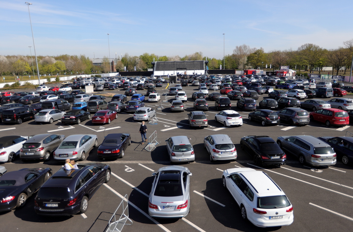 <p>Повече от 800 вярващи с около 400 автомобила присъстват на Вселенска великденска служба в авто кино в Дюселдорф, Германия.</p>