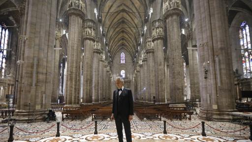  <p>Андреа Бочели пя в празната Миланска катедрала&nbsp;</p> 