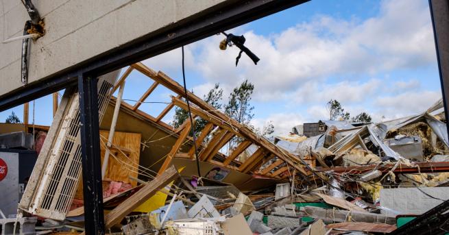 Свят Ужас в САЩ десетки жертви винят карантината Торнада убиха