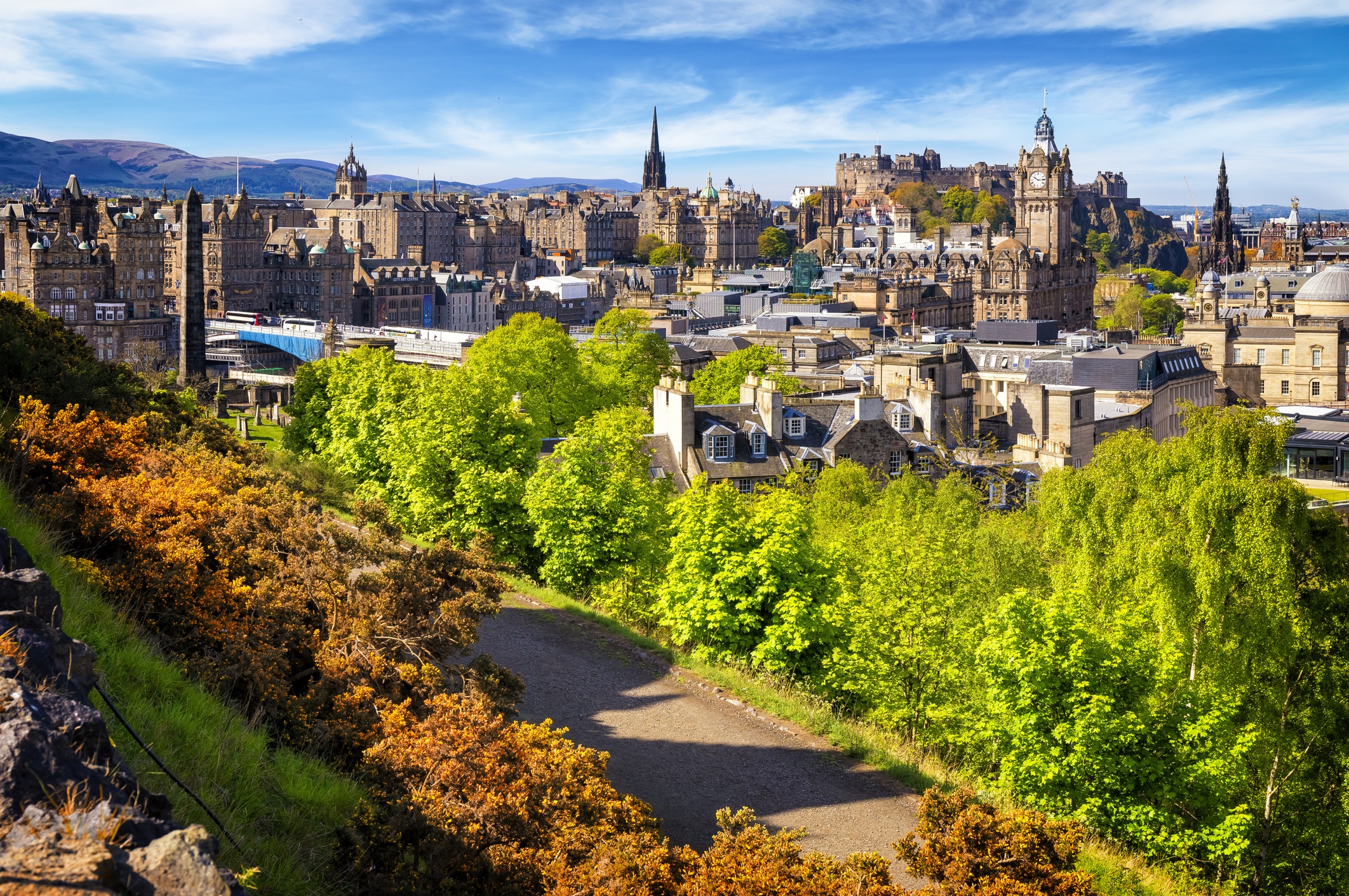 <p><strong>Единбург, Шотландия</strong></p>

<p>Единбург дава сериозна заявка за най-красивия град във Великобритания. Дом на най-големия ежегоден фестивал на изкуствата в света, градът разполага със сериозна колекция от викториански улици, очарователни кръчми и пазари, забележителна архитектура и не на последно място емблематичният замък Единбург.</p>