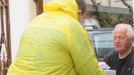  Великденът вероятен за 2000 поданици на Пещера с храни от 