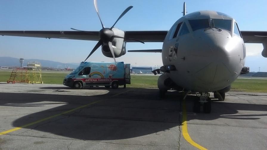  Военен аероплан транспортира дете в незабавно положение от Варна до София 