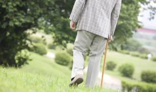 99-годишен британец направи 100 обиколки на двора си, за да събере пари за медиците