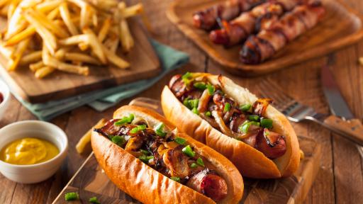  Вкусна концепция за обяд: Хотдог с бекон, сирене и авокадо 