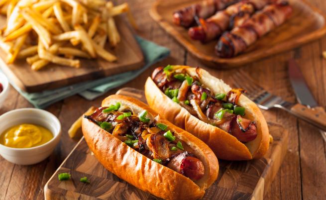  Вкусна концепция за обяд: Хотдог с бекон, сирене и авокадо 