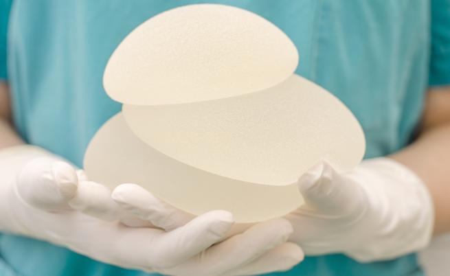 Силиконовите гърди спасиха живота на жена