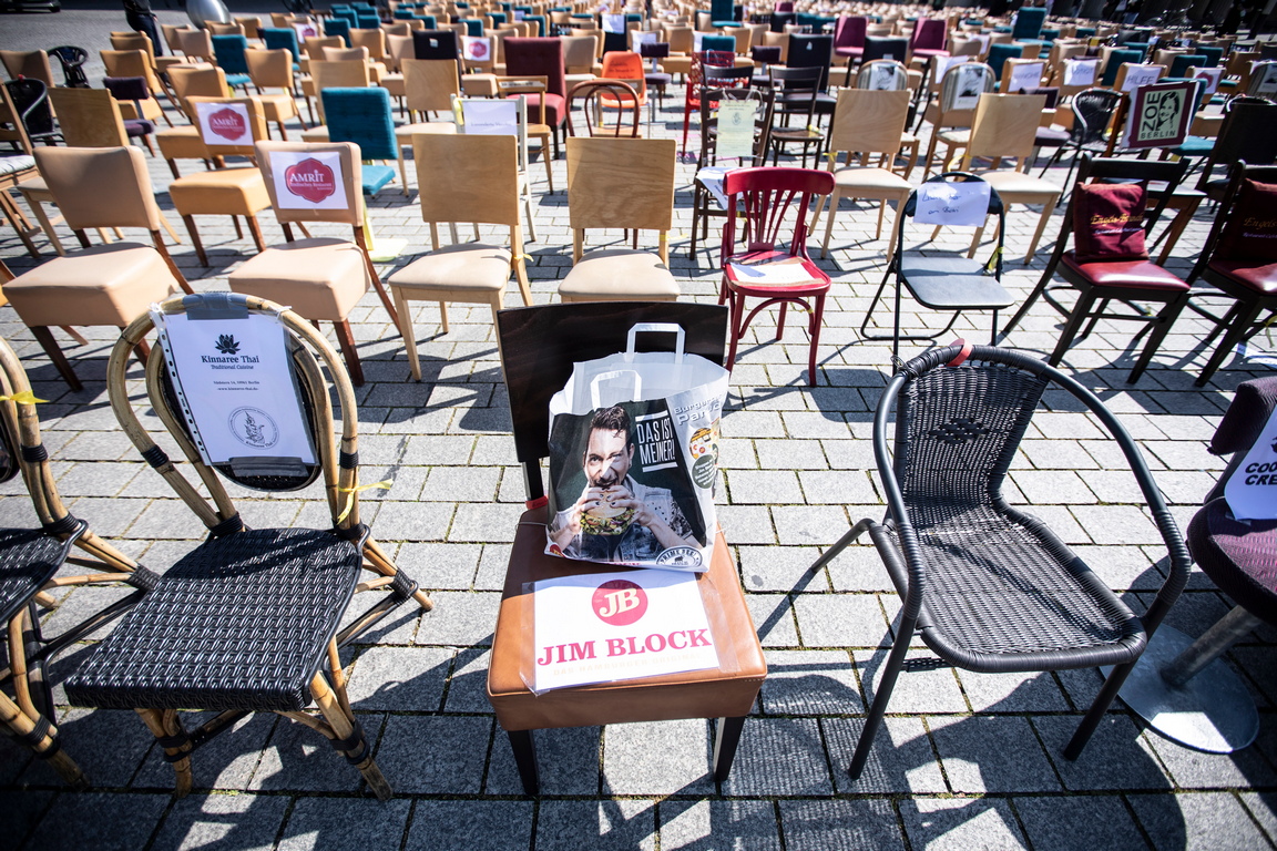 <p>Собствениците на заведения и членове на германската общност по гастрономия организират така наречения протест на &bdquo;празните столове&ldquo; в знак на несъгласие срещу въведените ограничения като мярка срещу коронавируса.</p>