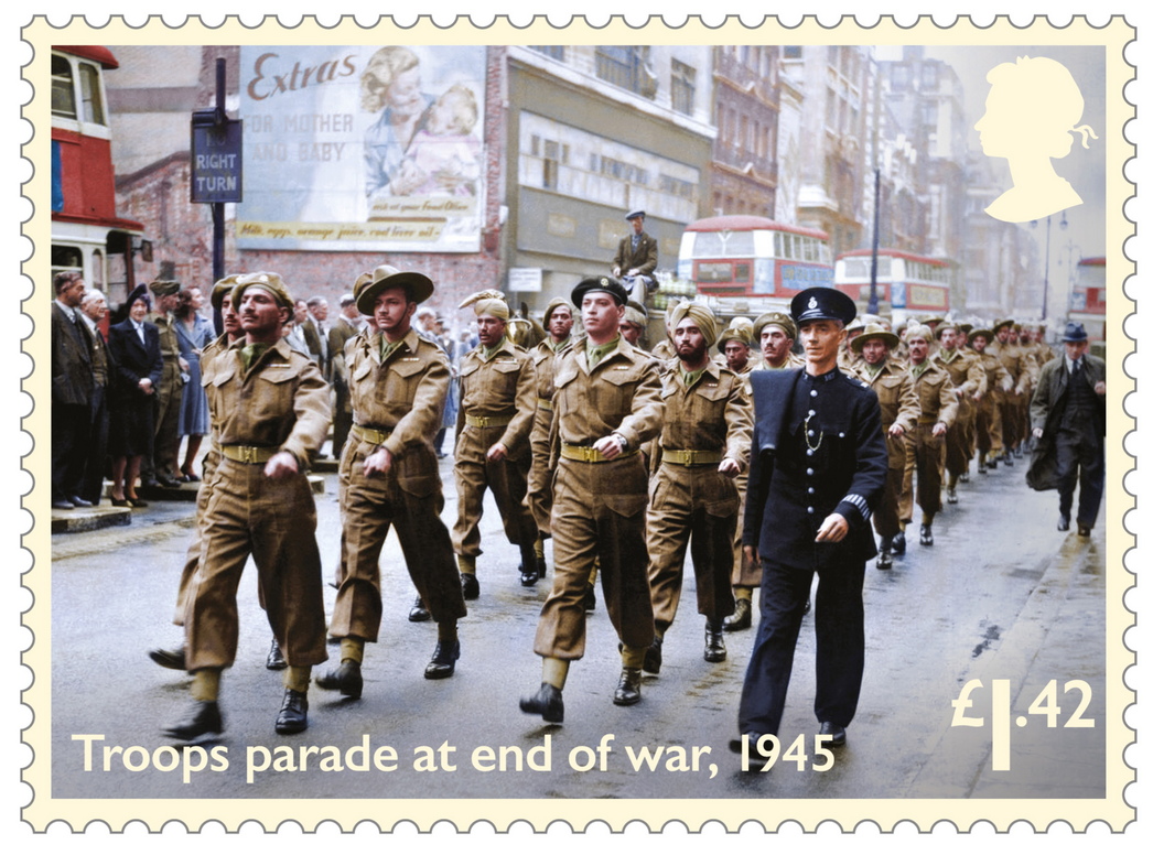 <p>Кралската поща показва пощенски марки, издадени в чест на 75-годишнината от края на Втората световна война в Лондон, Великобритания.</p>