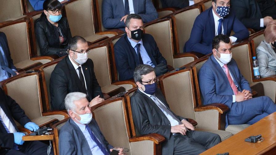  РЗИ влезе в Народно събрание, по 300 лева акт за депутатите без маски 
