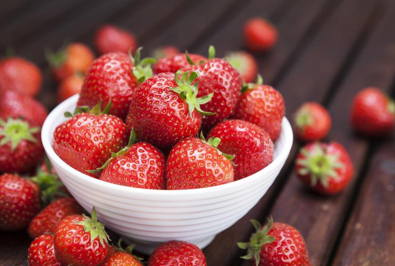 <p><strong>Ягоди</strong></p>

<p>В ягодите се съдържат вещества, които&nbsp;<strong>пречат на тялото да усвои прекалено много захари</strong>&nbsp;и да ги обърне в калории.</p>

<p>Ягодите ще намалят риска и от диабет тип 2.</p>