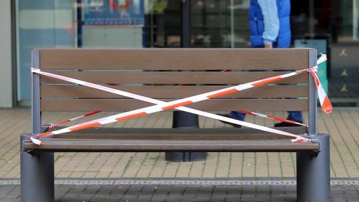  <p>Стотици нарушават възбраната за седене по пейките в София</p> 