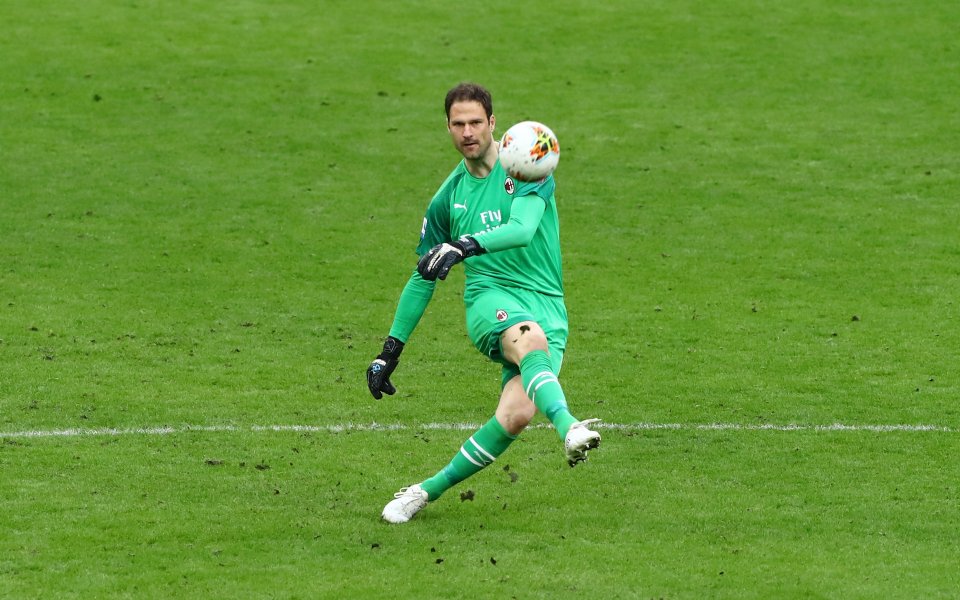 Босненският вратар Асмир Бегович иска да остане в Милан и