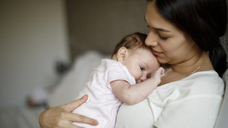 Разгадаха тайната на идеалната прегръдка за бебетата