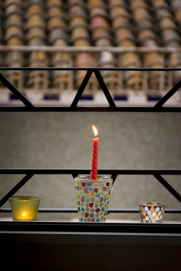 <p>Във всеки дом има поне една ароматна свещ, която прашлясва по най-високите рафтове или е закътана в ъгъла на някой шкаф. Тя е чудесна опция за украса на терасата, особено ако измислите в допълнение и ръчно направена поставка.</p>