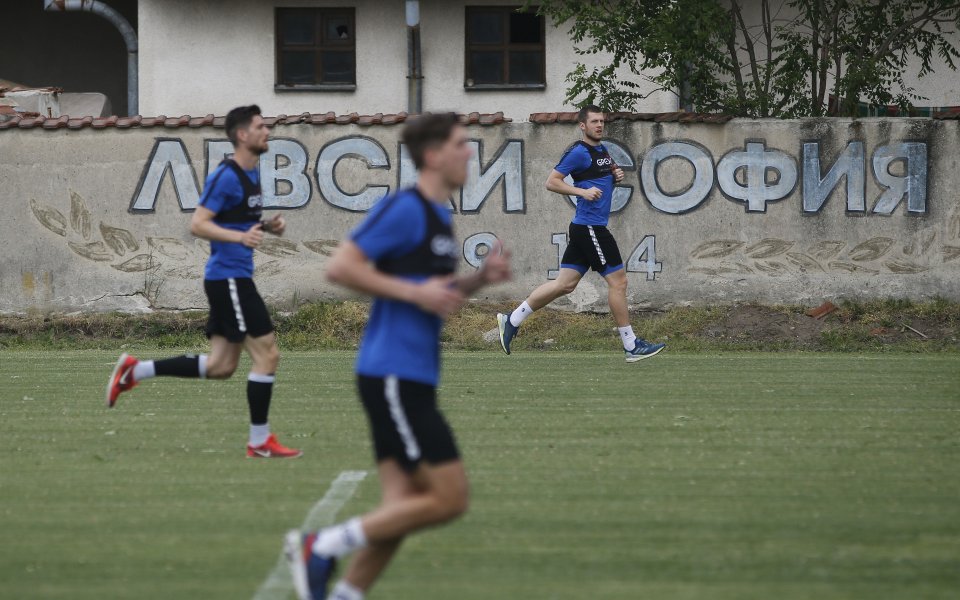 Представителният отбор на ПФК Левски продължава с тренировъчните занимания преди