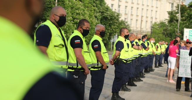 България По малко полицаи на протестите в София заради случаи на
