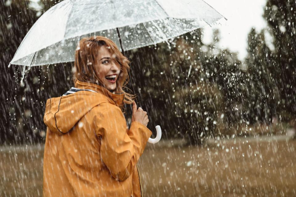 жена дъжд усмивка щастие чадър