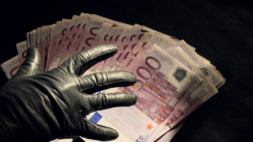  Жена нахлу с торба на главата и обра бензиностанция 