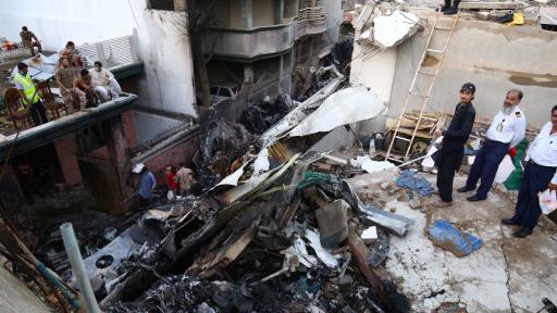  <p>Оцелял в самолетната злополука: "Всичко беше огън, хората крещяха"</p> 