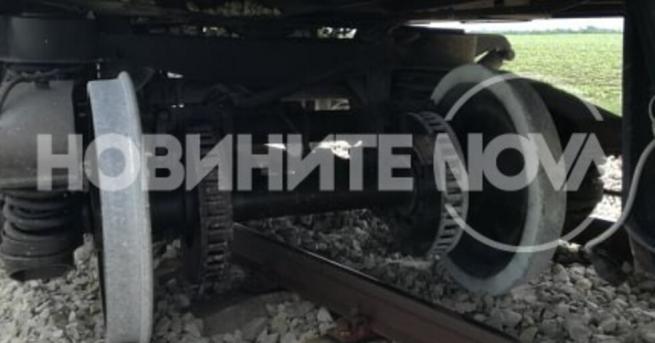 България Дерайлирал е бързият влак от Варна за София Инцидентът
