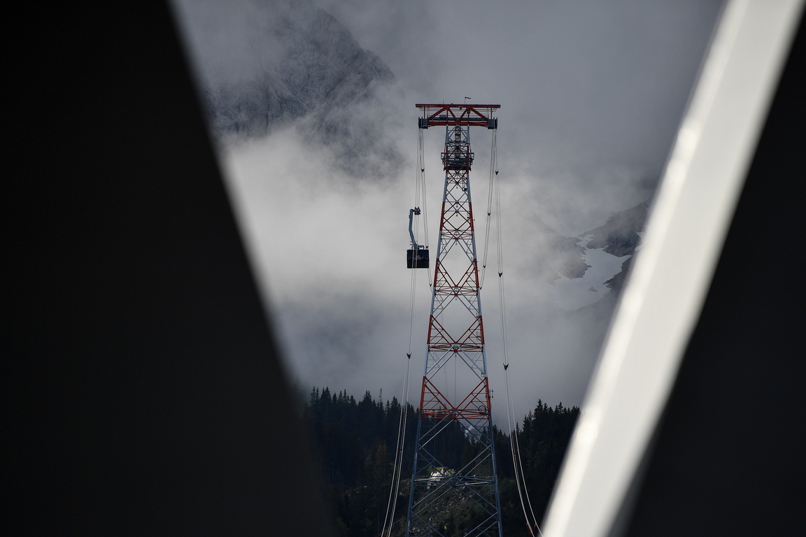 <p>Подготовка за възобновяване на дейността на въжената линия към връх Цугшпитце (Zugspitze) край Гармиш-Партенкирхен, Германия.</p>

<p>В момента държи световния рекорд за най-дълга въжена линия - 2113 метра</p>