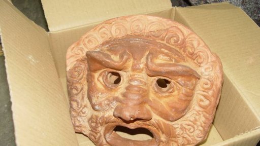  Специализираната прокуратура откри и иззе от офисите на обвинения Васил Божков голям брой нови предмети с белезите на културно-исторически полезности 