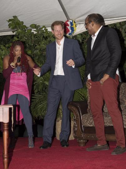 <p>Принц Хари неведнъж е показвал танцовите си умения на дансинга и извън него. На тази снимка той се забавлява на прием заедно с министър-председателя на Антигуа и Барбуда и изпълнителката Клодет Пиърс през 2016 г.</p>