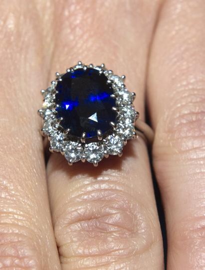 <p><strong>Избира пръстена си от каталог</strong></p>

<p>Въпреки че кралските годежни пръстени обикновено се изработват по поръчка, 19-годишната Даяна подбира своя от каталога на колекцията на бижута Garrard. Това предизвиква вълнение, тъй като по това време моделът пръстен е бил достъпен за покупка.</p>
