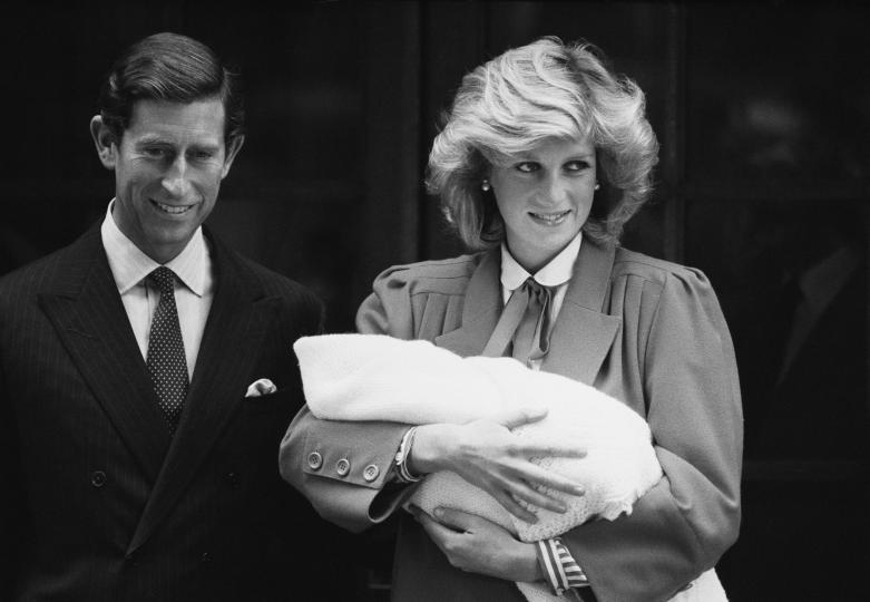 <p><strong>Първата кралска особа във Великобритания, която ражда извън дома</strong></p>

<p>За британското кралско семейство е традиция неговите членове да се раждат у дома, но принц Уилям се появява в крилото &bdquo;Линдо&ldquo; на болница &bdquo;Сейнт Мери&ldquo; през 1982 г. Две години по-късно първата си глътка въздух там поема и принц Хари.</p>