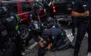  Полицаи арестуват протестиращ в Съединени американски щати 