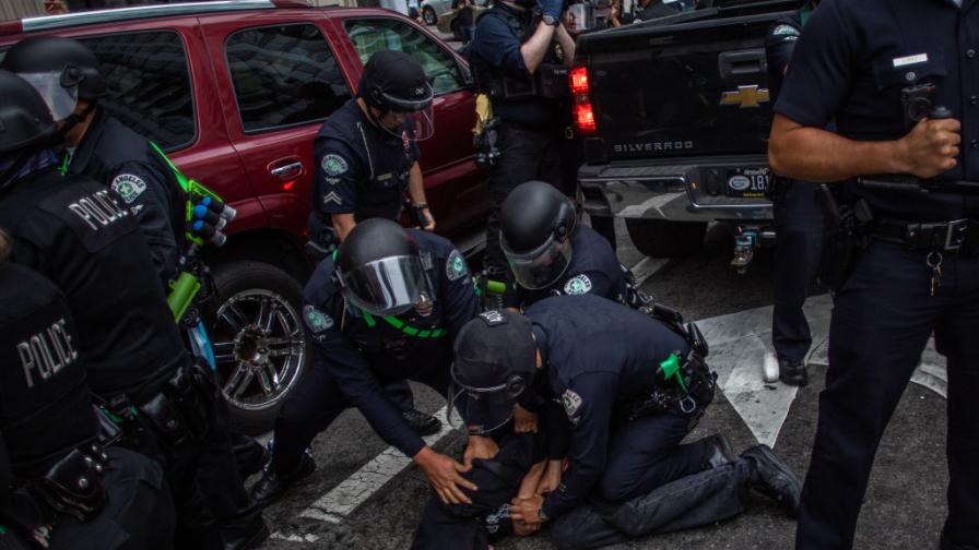 Полицаи арестуват протестиращ в САЩ