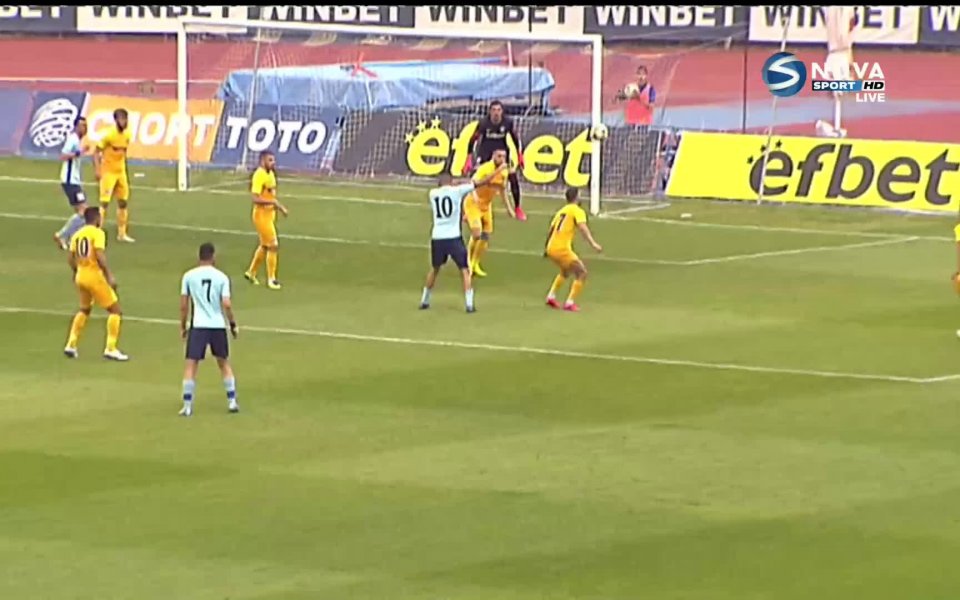 В 70-ата минута Дунав поиска дузпа за игра с ръка