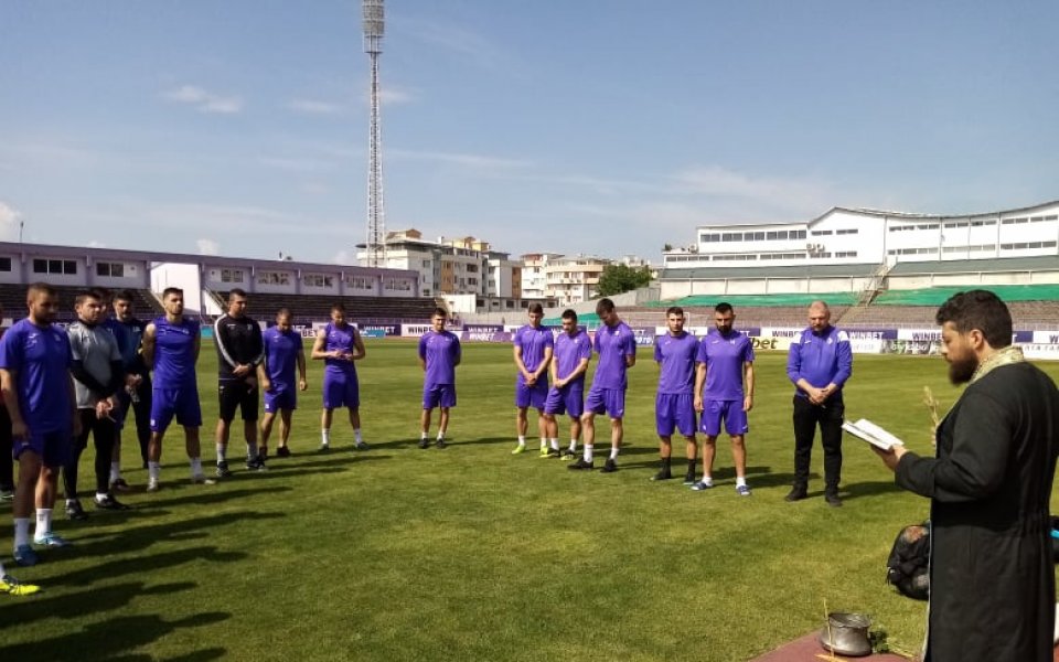 Традиционният молебен за здраве и успехи бе отслужен на стадион