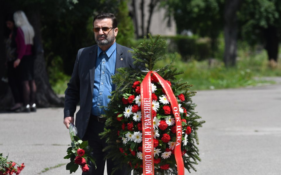 Десетки близки, приятели и колеги се сбогуваха днес с легендата